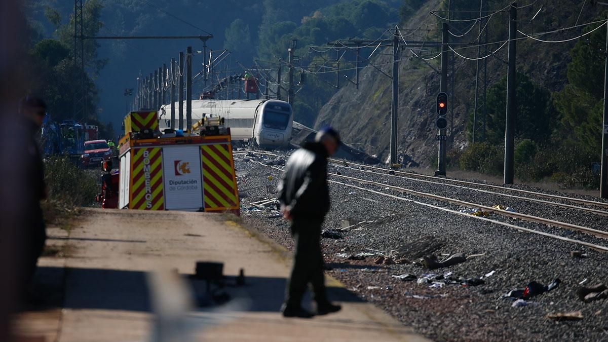 Al fondo el tren Alvia siniestrado