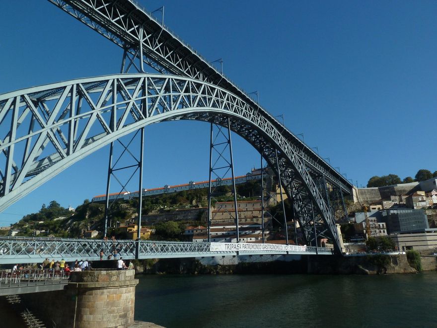 Puente de Don Luis I. Esta maravilla de la ingeniería del XIX lleva la firma del despacho de Gustav Eiffel.