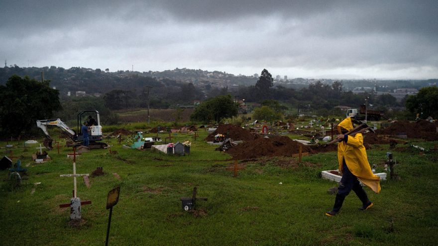 Un hombre trabaja en el Cementerio Municipal de Sao Borja, el 23 de marzo de 2021, en Sao Leopoldo (Brasil). EFE/ Daniel Marenco