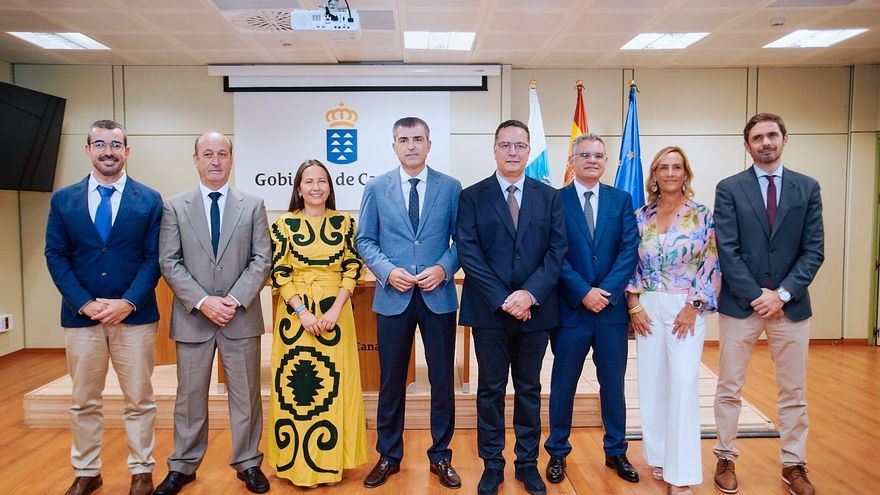 El nuevo equipo de la Consejería de Educación: David Pablos, director general de Ordenación de las Enseñanzas; Francisco Pérez Martín, director general de la Actividad Física y el Deportes; Lorena Hernández Labrador, directora general de Deportes Autóctonos; Domínguez, Poli Suárez,José Manuel Cabrera Delgado, viceconsejero de Educación;   Mónica Ramírez Barbosa, directora general de Personal y Formación del Profesorado; y Manuel Peinado Bosch, secretario general técnico de la Consejería.