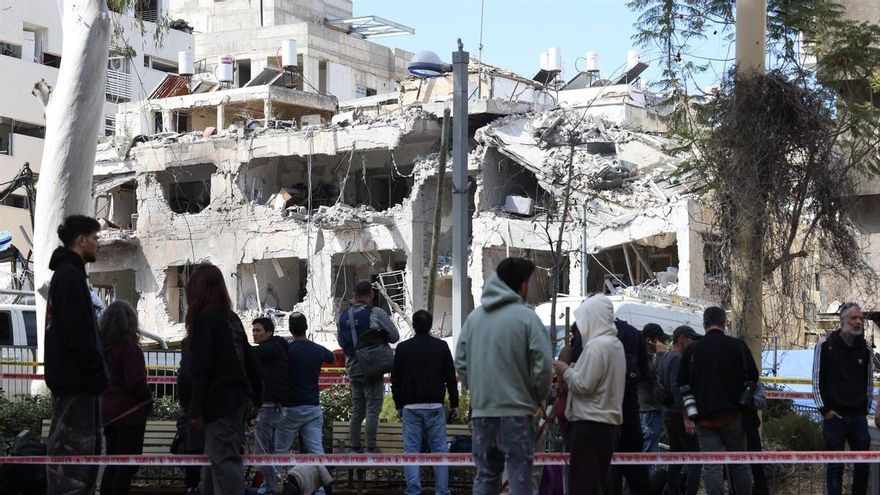 Un edificio destruido por los misiles iraníes en Tel Aviv