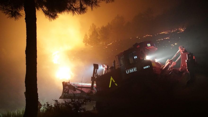 Efectivos de la UME trabajan en el incendio originado en Las Hurdes