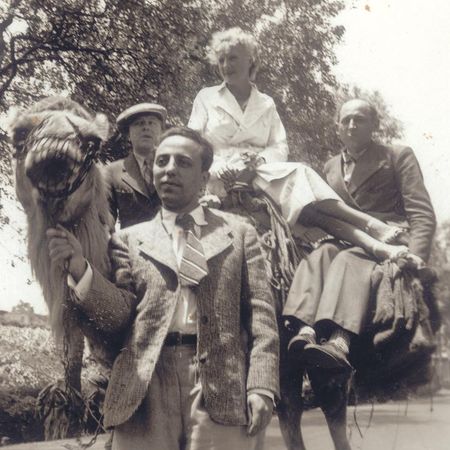 André Breton, Jacqueline Lamba y Benjamin Péret junto al poeta Domingo López Torres.
Visita a Tenerife en Mayo de 1935 para la inauguración de la II Exposición Internacional del Surrealismo.