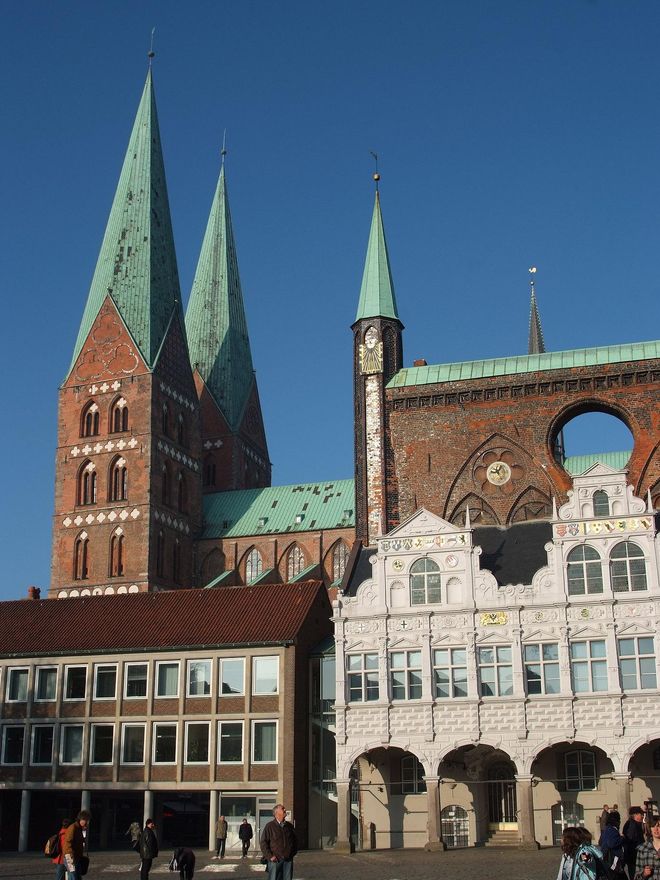 El antiguo Ayuntamiento y, detrás, la mole gótica de Santa María.