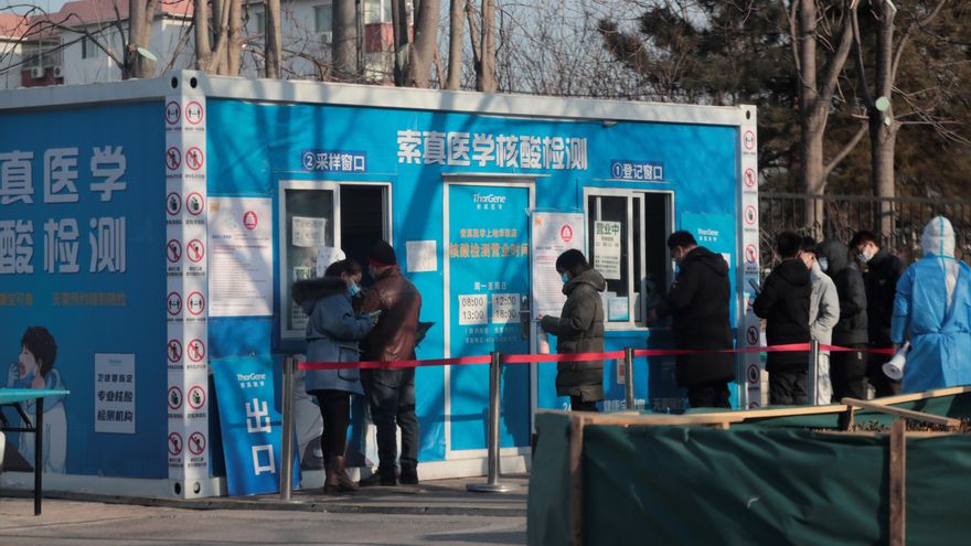 Personas con mascarillas se alinean para realizarse la prueba de la enfermedad COVID-19 en el subdistrito de Shangdi en Haidian, Pekín, China. EFE/EPA/STRINGER