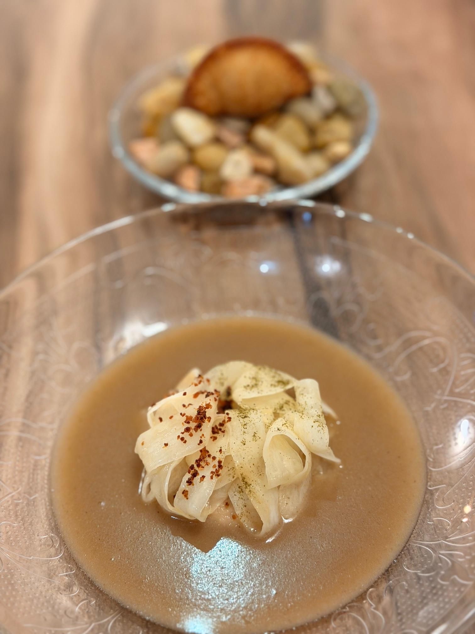 Tallarines de nabo encurtido.