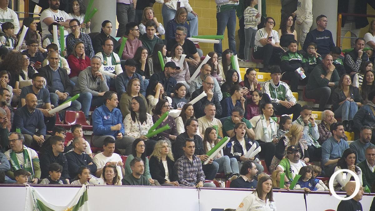 Aficionados del Coto Córdoba CB en un partido en Vista Alegre