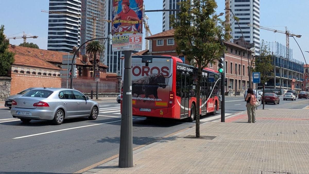 Un vehículo de Bilbobus anunciando las corridas de toros.