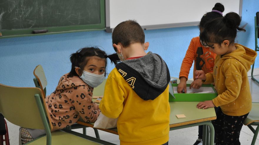 Nour, jugando con algunos de sus compañeros de clase 