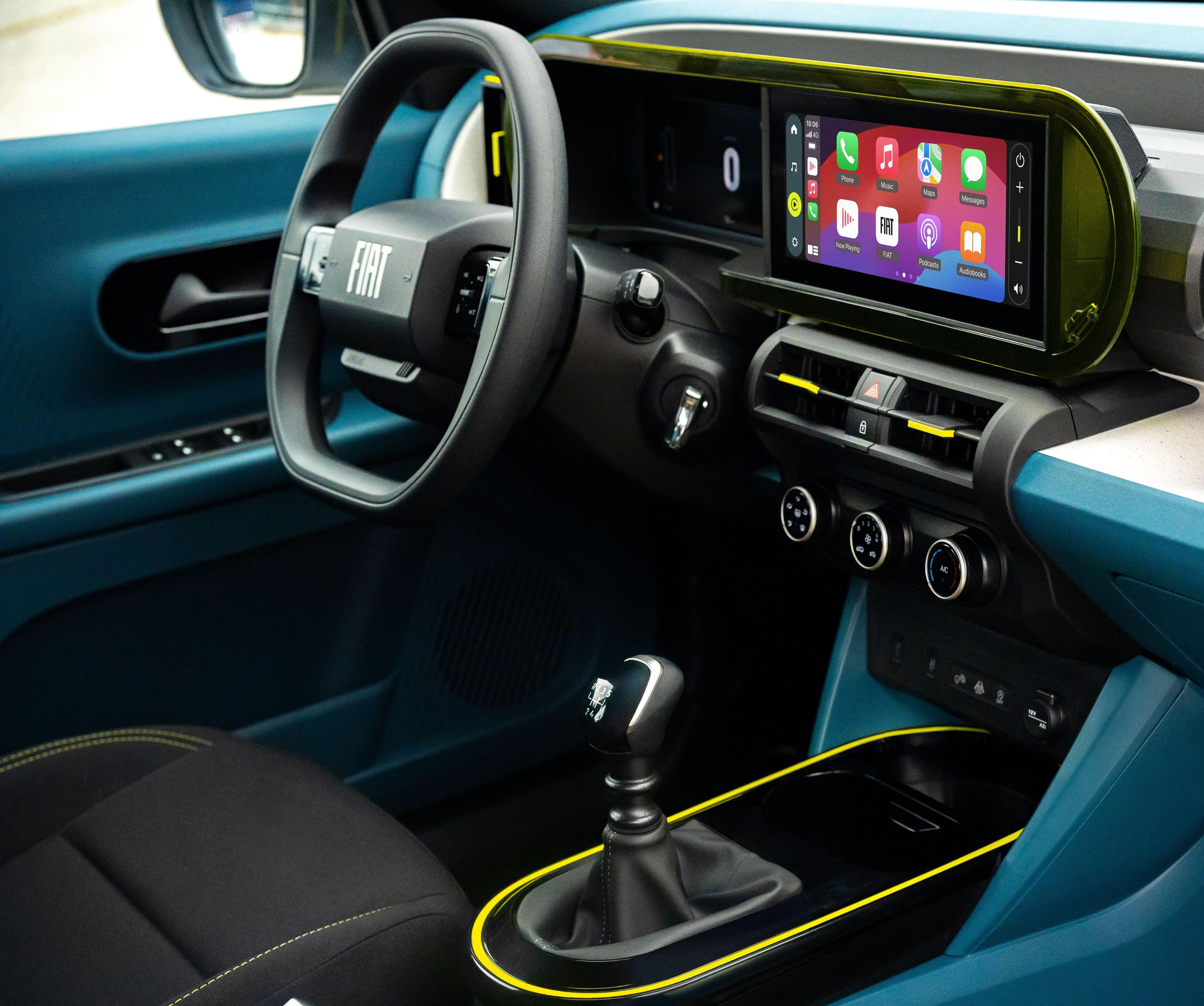 Puesto de conducción de la versión de 100 CV con cambio manual.