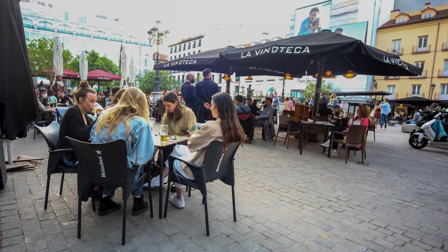 Varias personas, en la terraza de un bar, a 31 de marzo de 2021, en Madrid.
