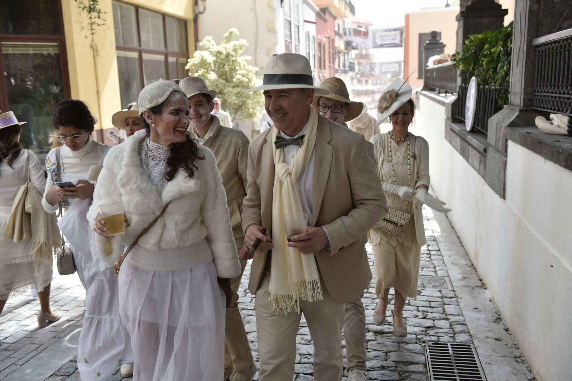 Los participantes en el desembarco lucieron elegantes vestimentas.