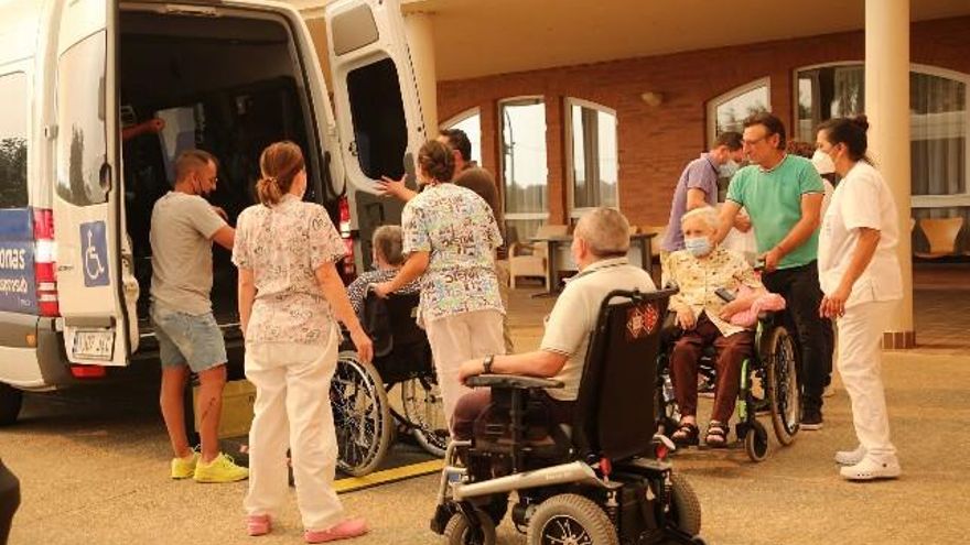 Otro momento de la evacuación de Santibáñez de Tera. // J.L. Leal / ICAL