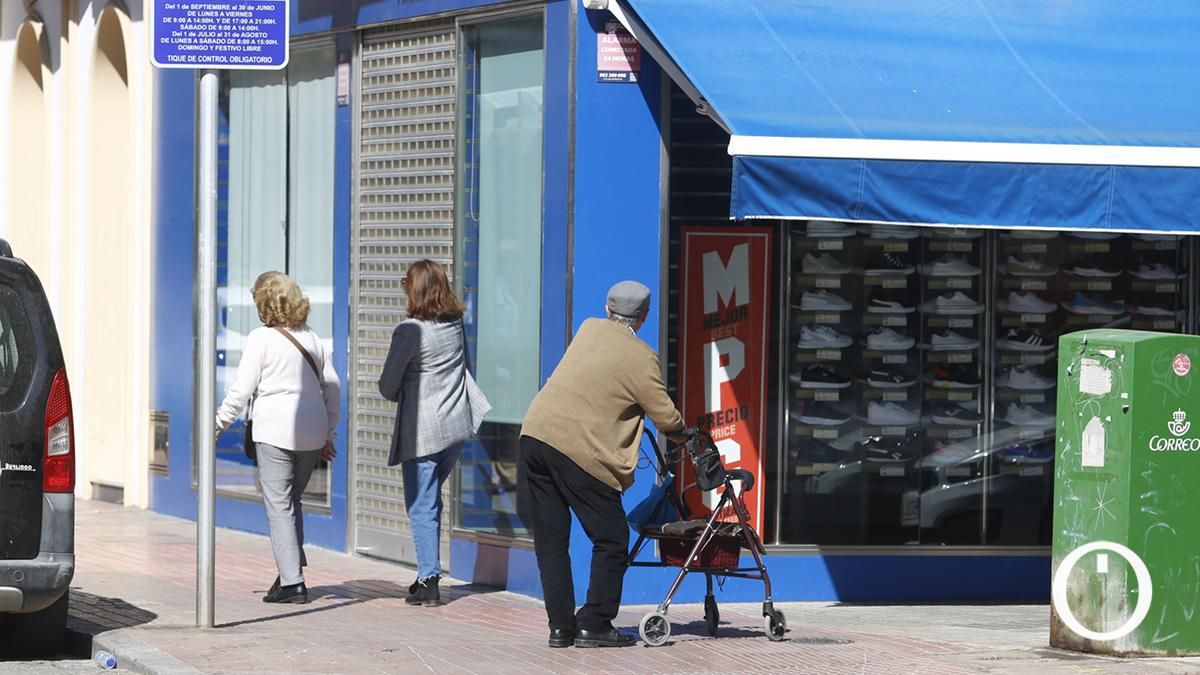 Comercios cerrados en Domingo de Ramos en el CCA La Viñuela