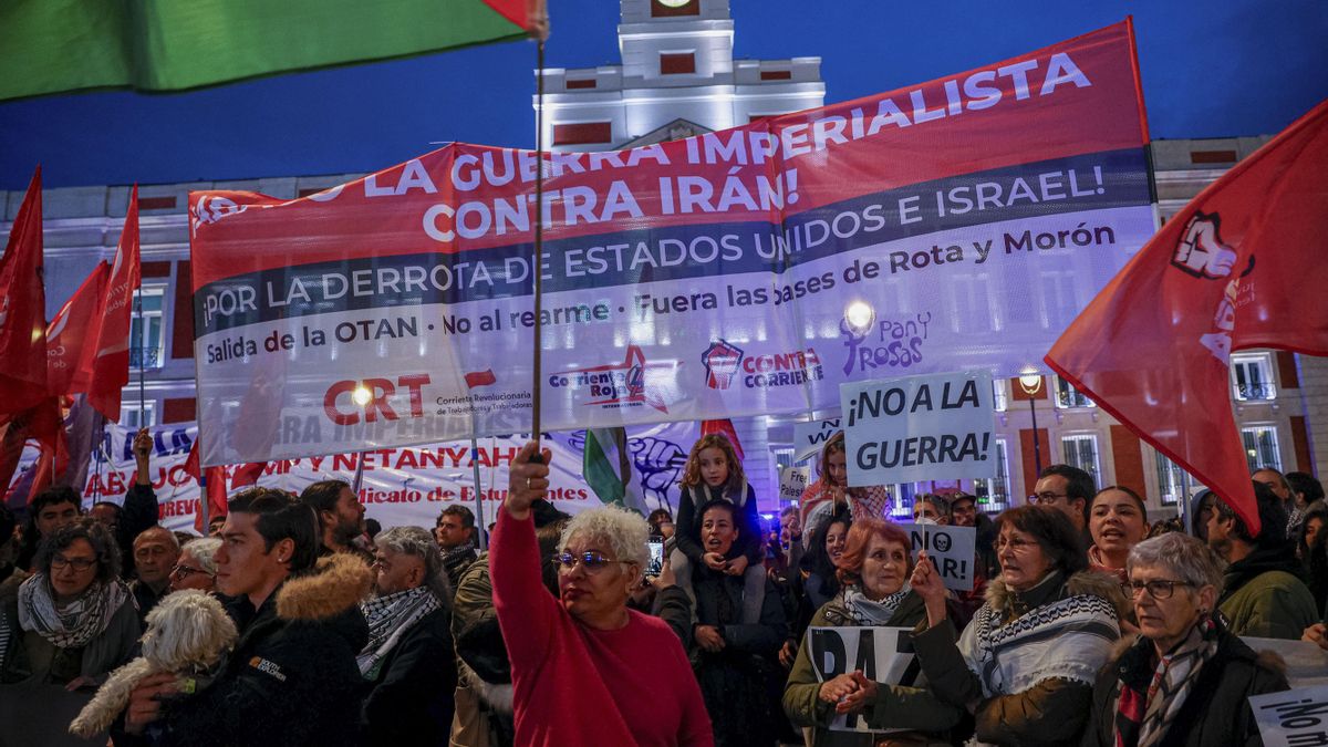 Unas 4.000 personas entonan el "no a la guerra" en una manifestación en Madrid