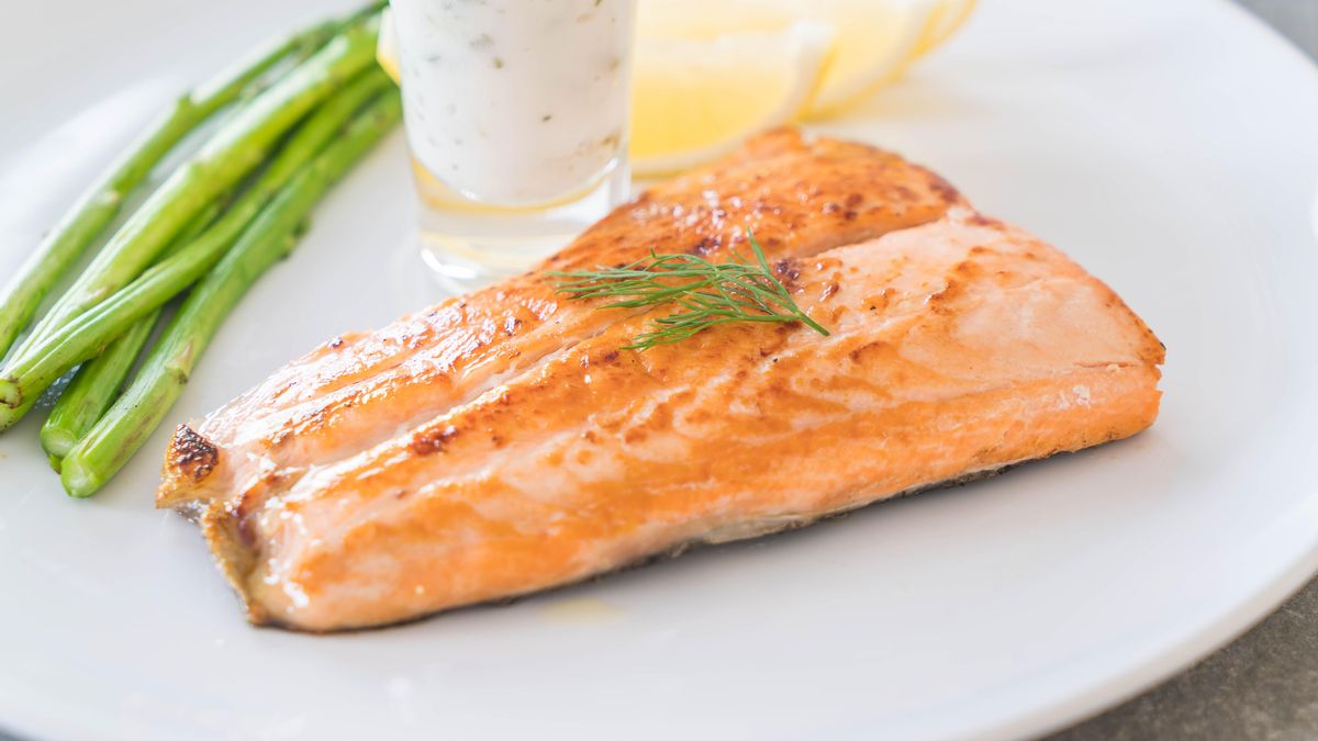 Salmón con salsa tártara