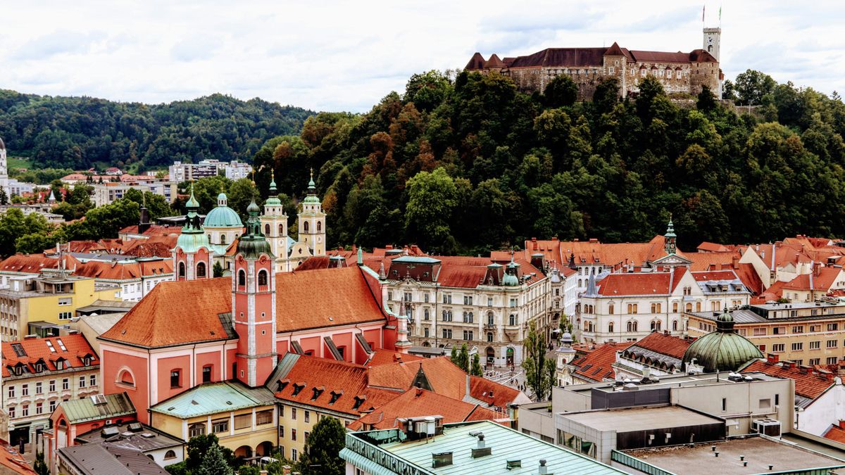 El castillo medieval de Liubliana vigila la ciudad desde lo alto.