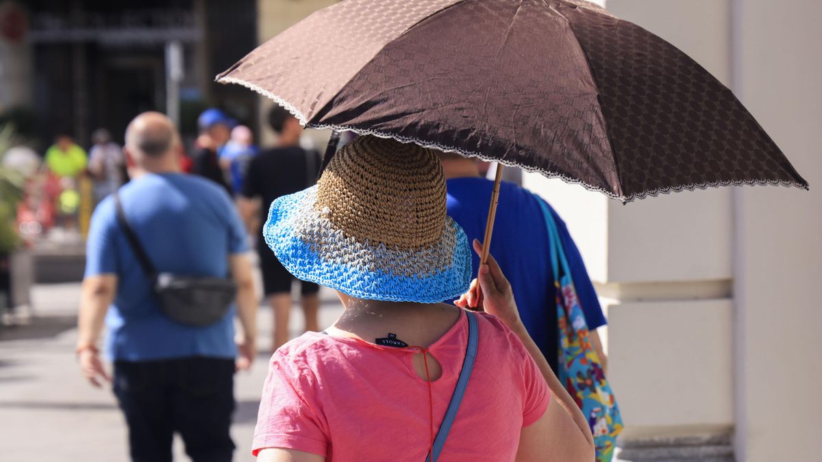 Una mujer se protege del sol con un paraguas en Madrid
