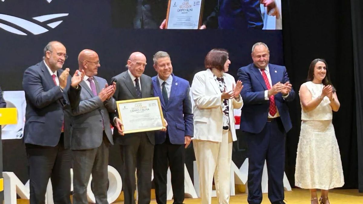 Rafael Torres, junto a Emiliano García-Page. sostiene uno de los últimos galardones 'Campo y Alma'