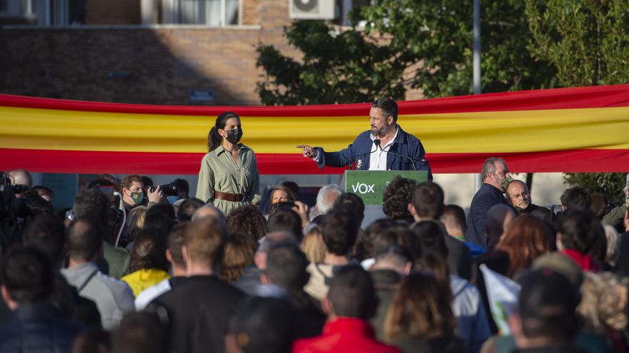 La candidata de Vox a la Presidencia de la Comunidad de Madrid, Rocío Monasterio, y el presidente del partido, Santiago Abascal, durante un mitin en Villanueva del Pardillo