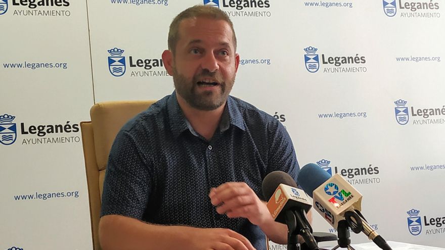 El concejal de Más Madrid Leganemos durante una comparecencia de prensa