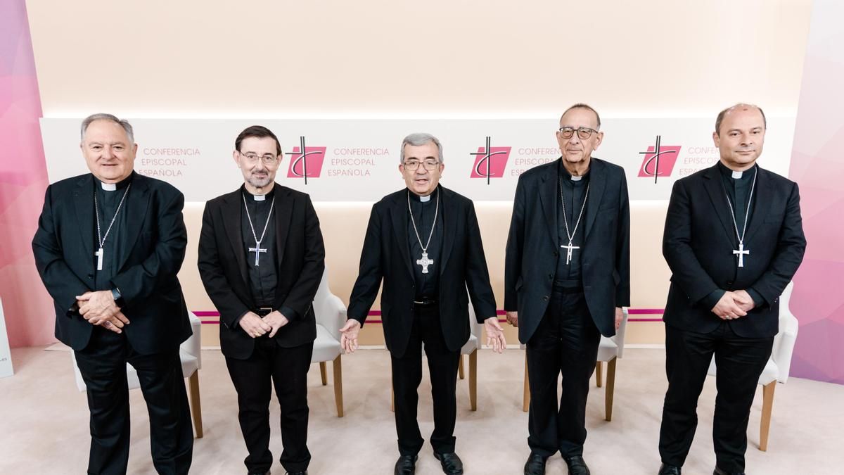 Los obispos españoles callan ante el desahucio de Maricarmen o la crisis humanitaria en Ceuta