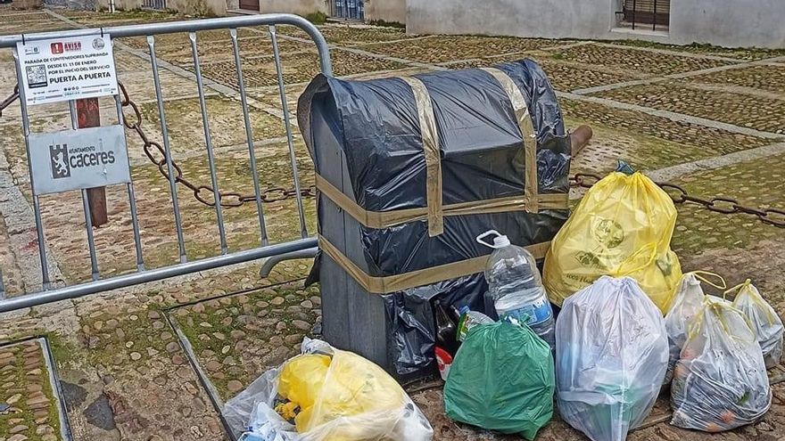 Bolsas de basura ante uno de los contenedores clausurados. A la vista de las imágenes, algunos vecinos no se han enterado aún del nuevo sistema de recogida o bien hacen "objeción de conciencia"