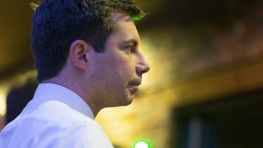 Hombres vestidos de Jesús y Satán protestan contra aspirante gay a la Casa Blanca