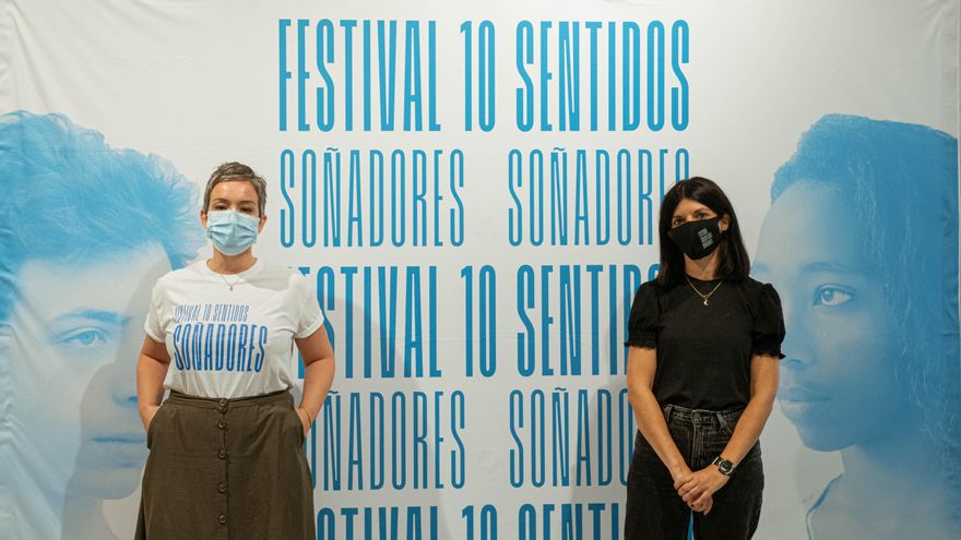 La comisaria Cristina Chumillas e Inma García, del festival 10 Sentidos, en las Naves.