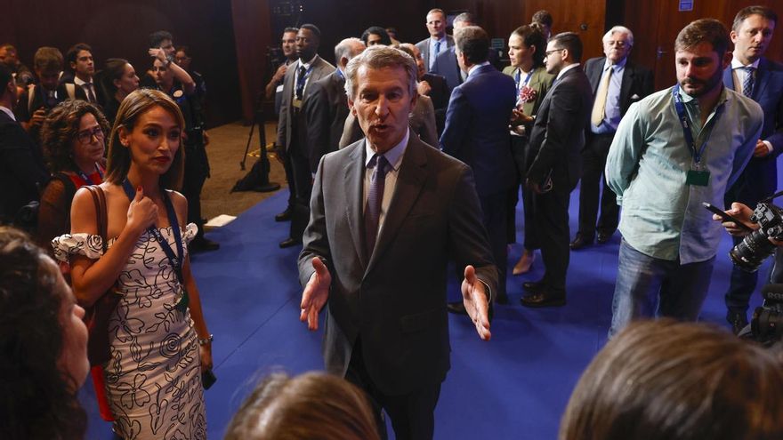 El líder del Partido Popular, Alberto Núñez Feijóo (c) durante el Foro EPP Libertas celebrado este miércoles en Madrid. EFE/JJ Guillén