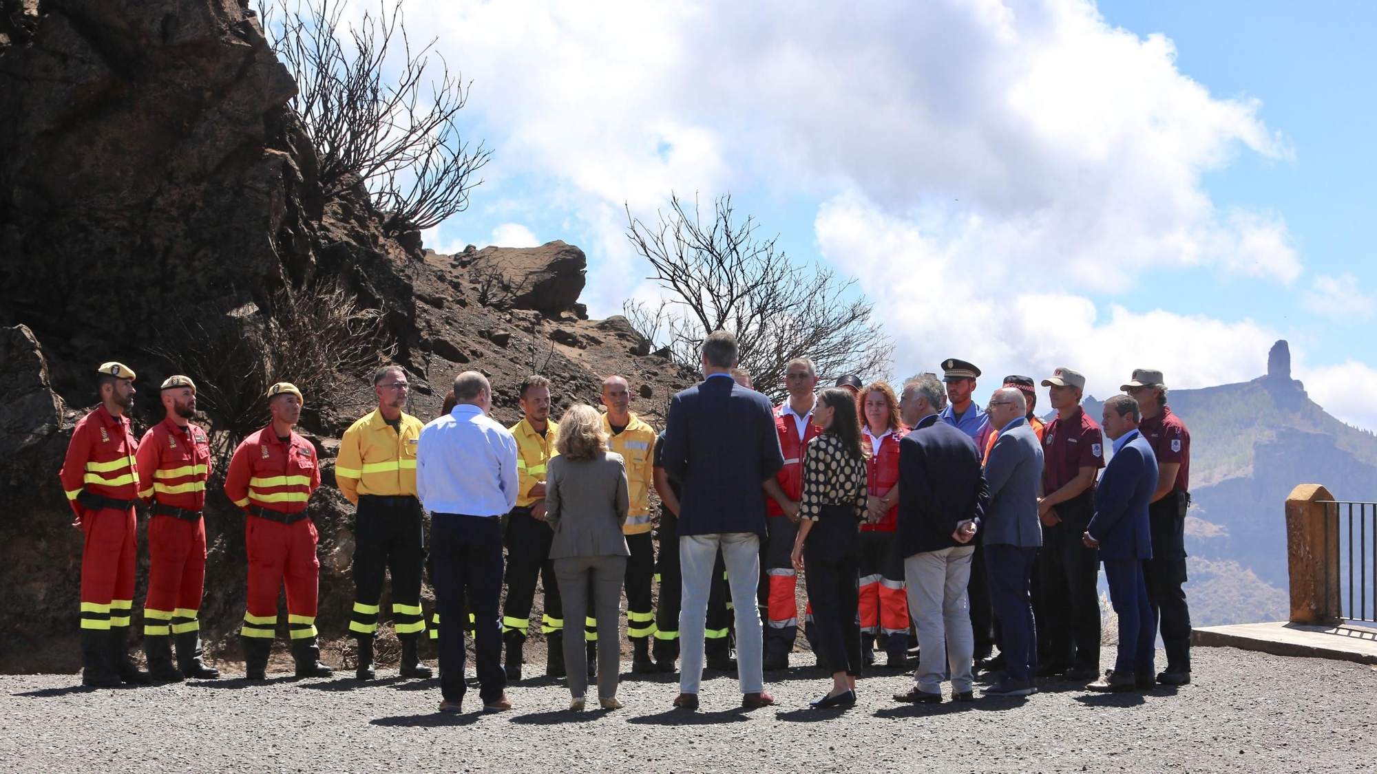 Los Reyes visitan las zonas quemadas de la cumbre de Gran Canaria