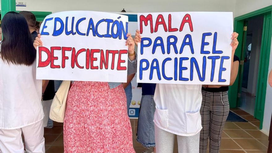 El alumnado de Enfermería de Lanzarote protesta contra la falta de docentes: ''Más profesores, menos excusas''