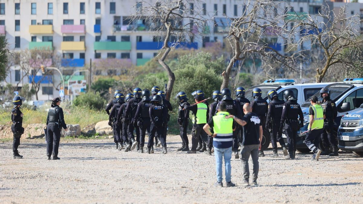 El despliegue policial para expulsar a los residentes ha contado con los antidisturbios.