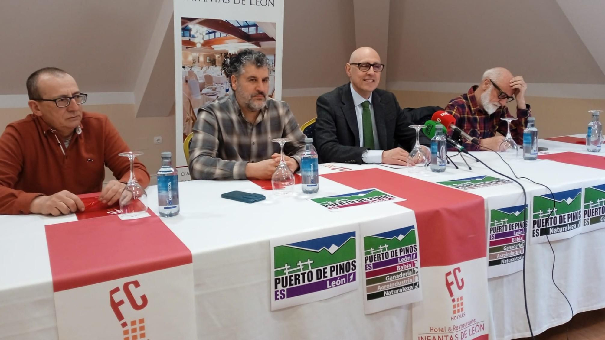 Representantes de Babia, San Emiliano, pueblos y asociaciones exigiendo la expropiación del puerto de Pinos.