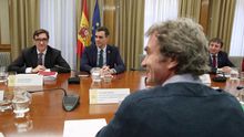 El ministro de Sanidad, Salvador Illa, el presidente del Gobierno, Pedro Sánchez, y el director del Centro de Coordinación y Alertas Sanitarias Fernando Simón, durante la reunión sobre el seguimiento del coronavirus en España