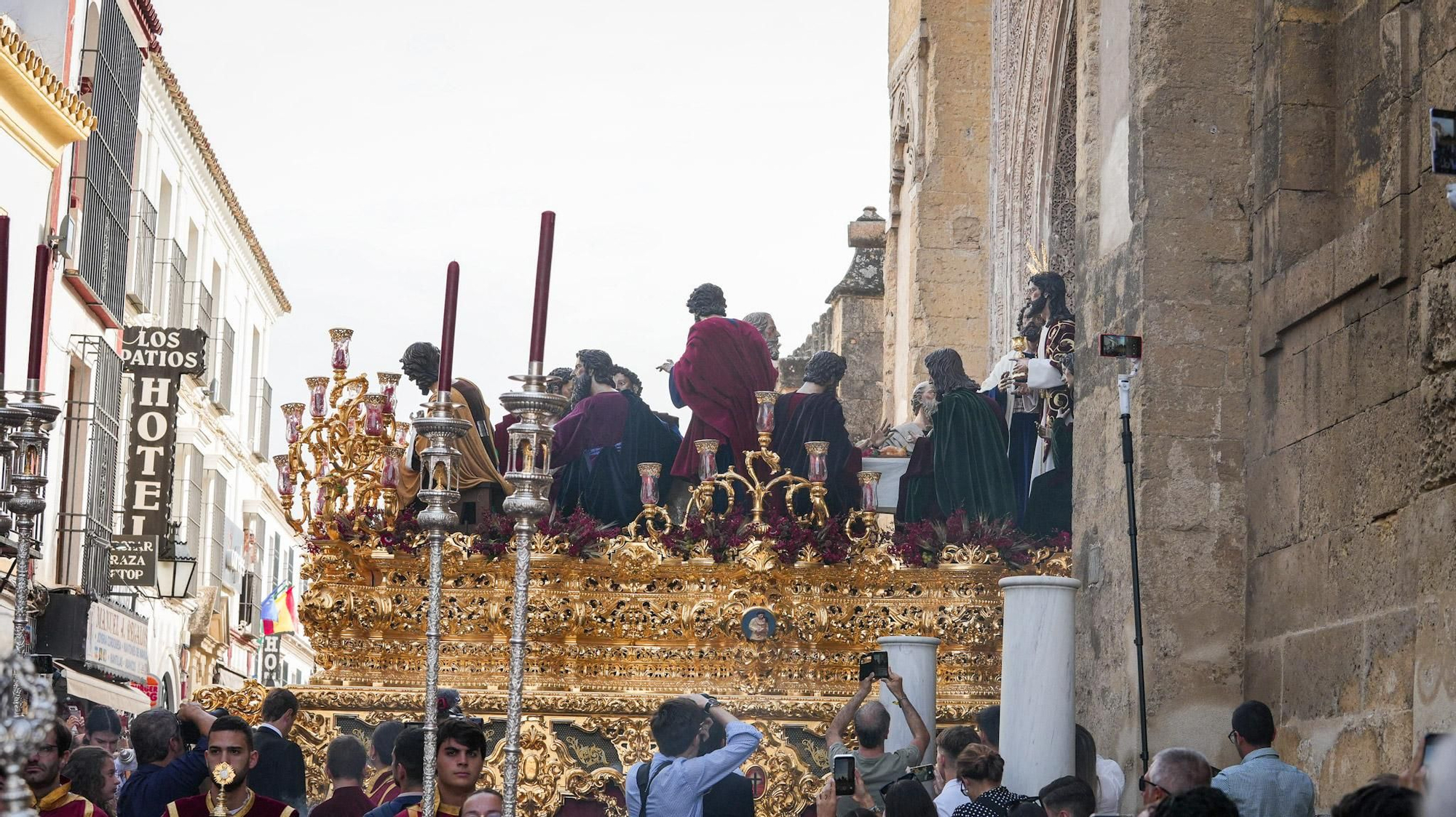 El regreso de la Hermandad de la Cena tras el Vía Crucis Magno