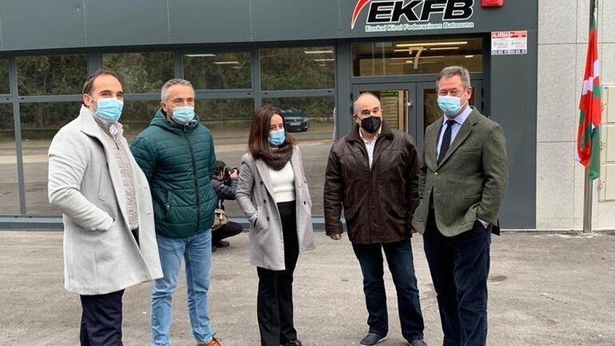 El consejero de Cultura y Política Lingüística y portavoz del Gobierno Vasco, Bingen Zupiria, visita la nueva sede de 17 federaciones deportivas en el estadio de Anoeta