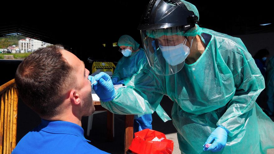 Personal sanitario realiza pruebas de diagnóstico para detectar el coronavirus. EFE/Eliseo Trigo/Archivo