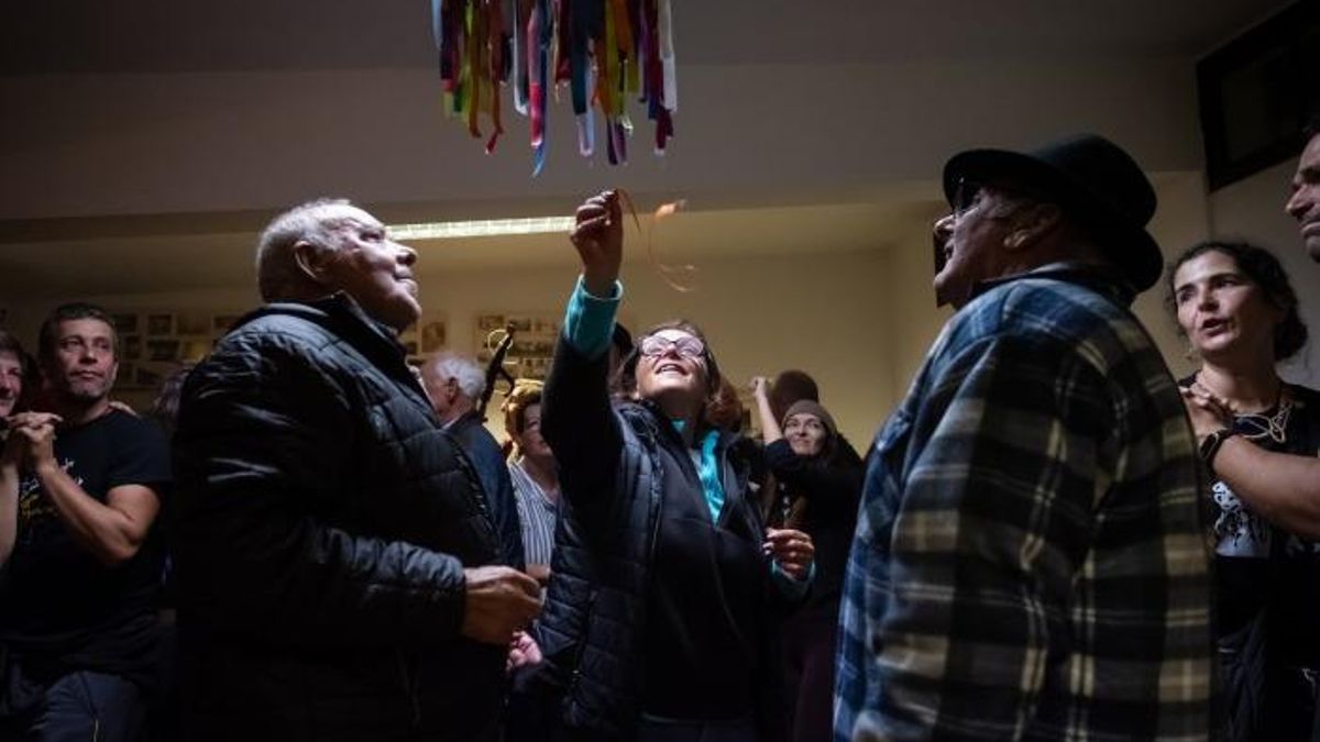 Otro fotograma de la obra, con una piñata en el escenario de los bailes 'al calentito'.