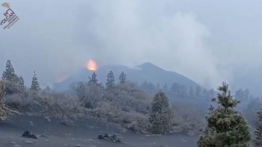 El volcán de La Palma vuelve a expulsar piroclastos y a rugir