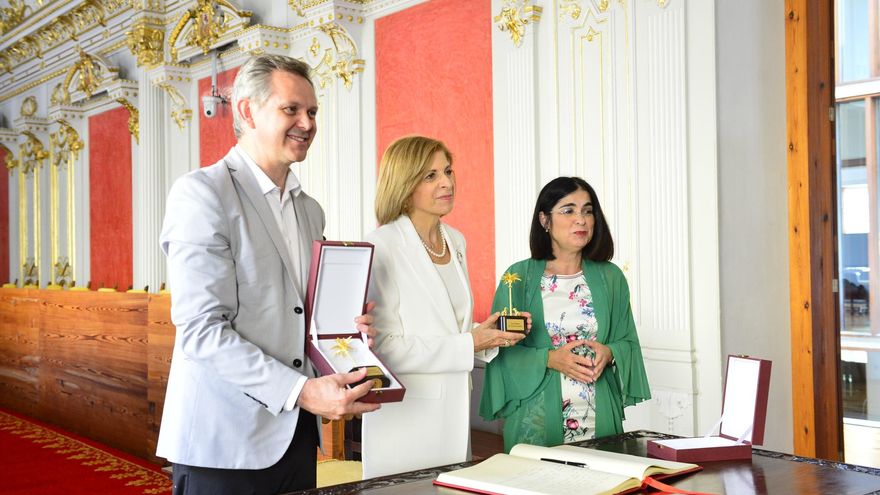 La alcaldesa Darias ha mantenido un breve encuentro en su despacho con la comisaria europea y el ministro de Sanidad en funciones, José Miñones