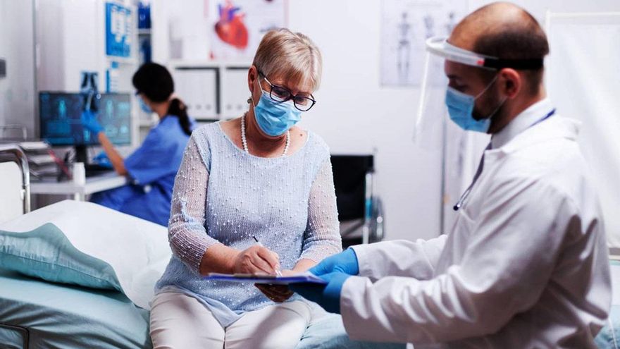 Una paciente firmando para un permiso en una intervención médica. // SINC