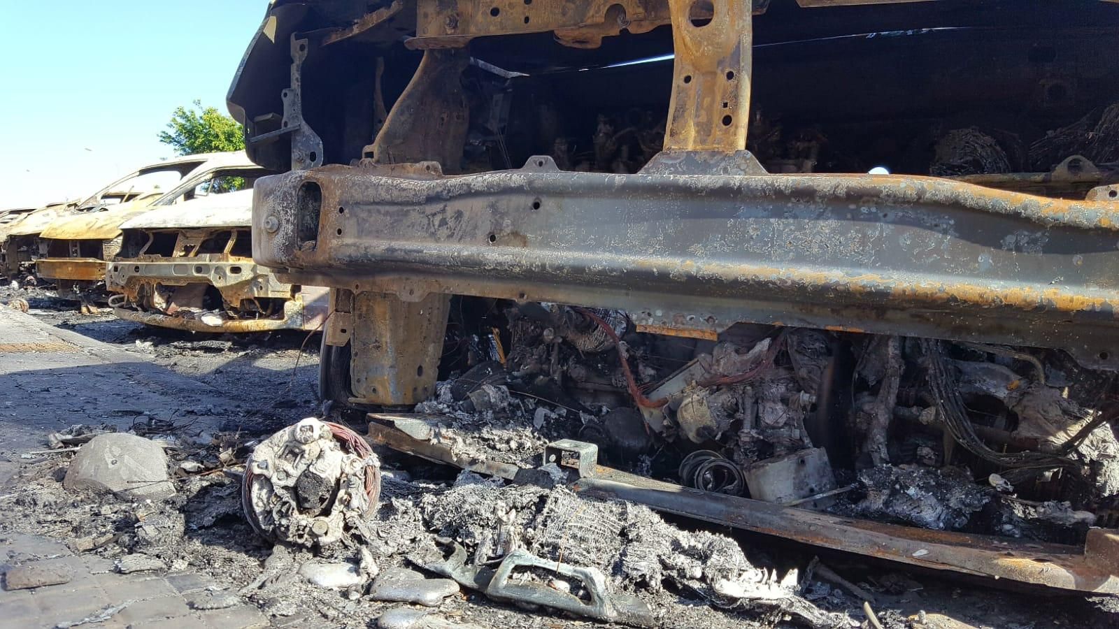 Coche calcinado en Jinámar