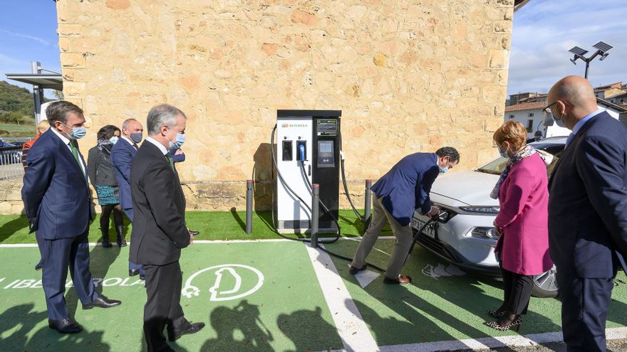 Euskadi anuncia que la red de recarga rápida de coches eléctricos se triplicará en cuatro años con 100 puntos