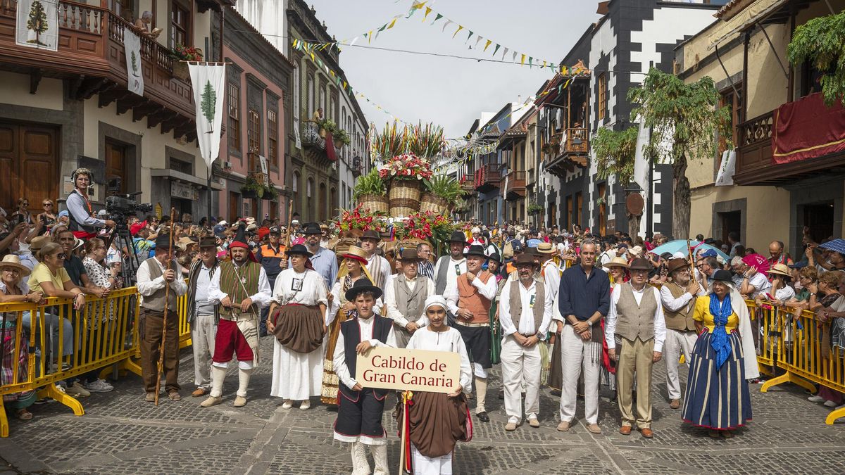 Delegación del Cabildo de Gran Canaria, frente a su ofrenda a la Virgen del Pino.