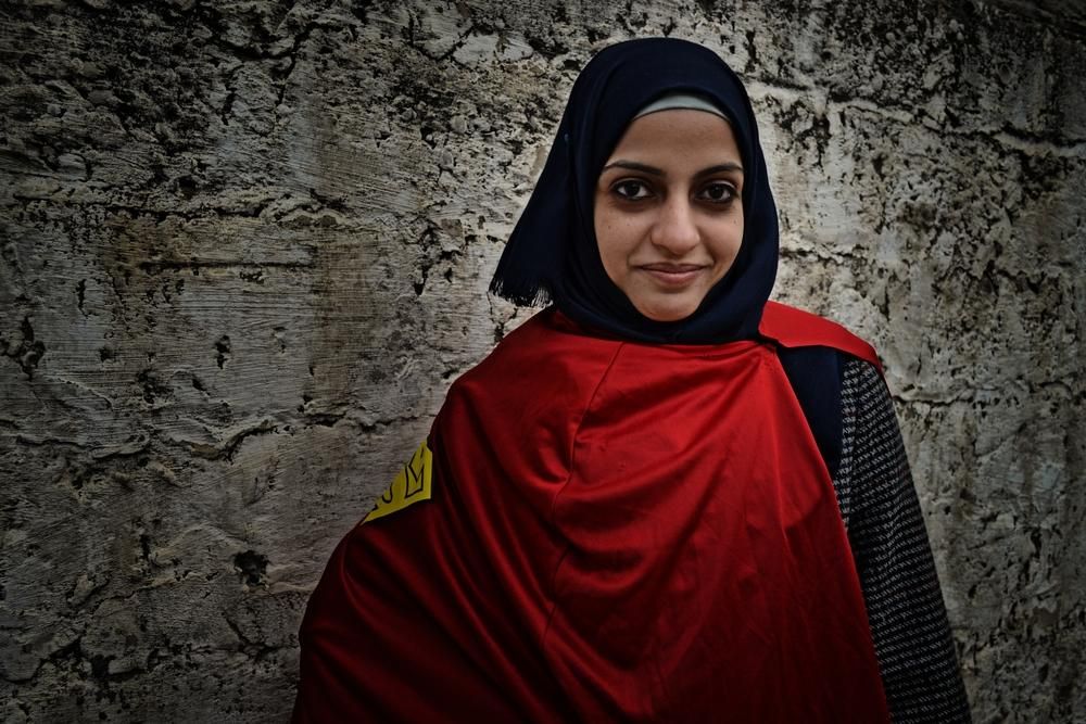 Safa, 29 años, es de la ciudad de Jan Yunis y trabaja como fisioterapeuta en una de las clínicas de Médicos Sin Fronteras MSF. “En Gaza las mujeres estamos expuestas a muchas dificultades, pero intentamos que no nos afecten demasiado. Los retos a los que enfrentamos nos hacen más fuertes cada día e intento ser positiva para afrontarlos.” Fotografía: Ovidiu Tataru.