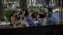 Varias personas disfrutan en la terraza de un bar de Barcelona durante el segundo día de la reapertura al público de las terrazas al aire libre de los establecimientos de hostelería y restauración limitándose al 50% de las mesas