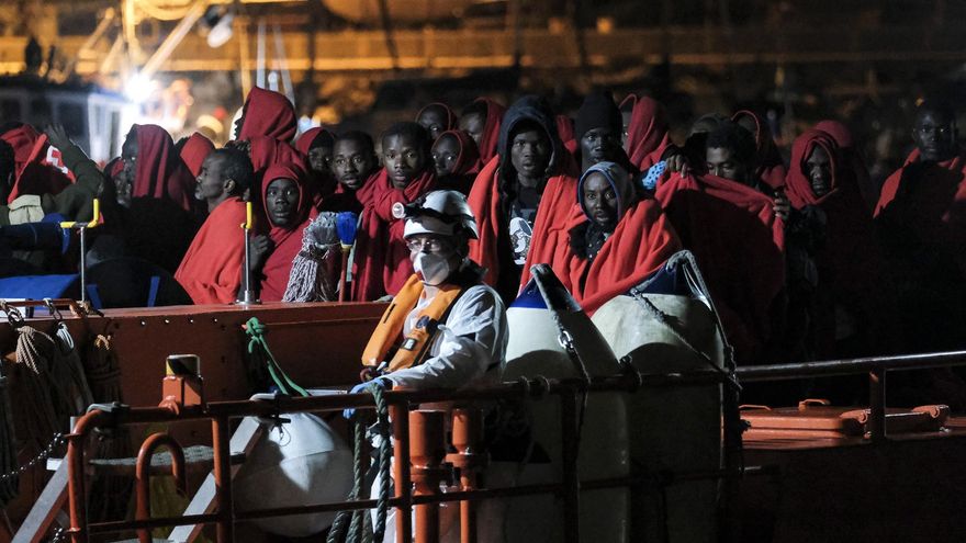 Un fallecido en una de las cinco pateras localizadas en aguas cercanas a Gran Canaria con 192 personas a bordo