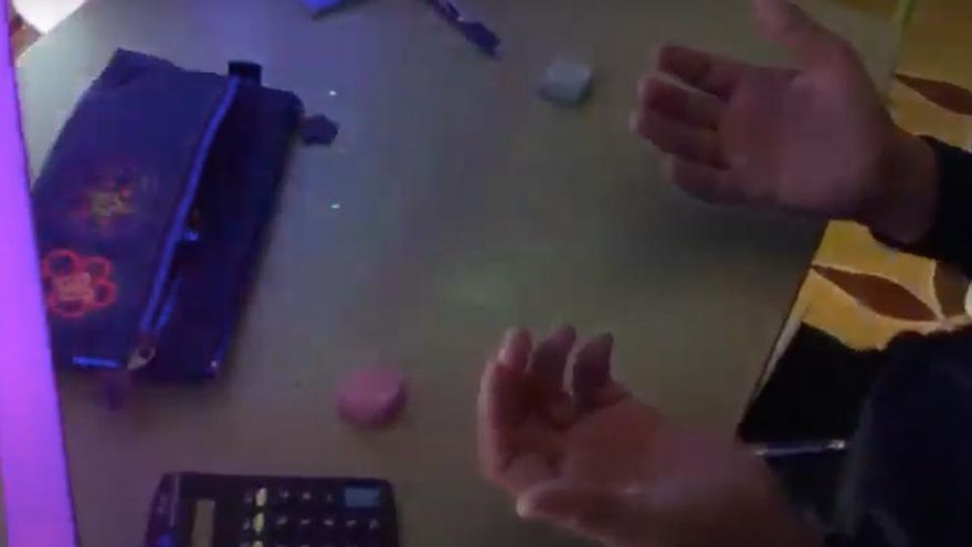 Líquido fluorescente para demostrar cómo se contagia el coronavirus