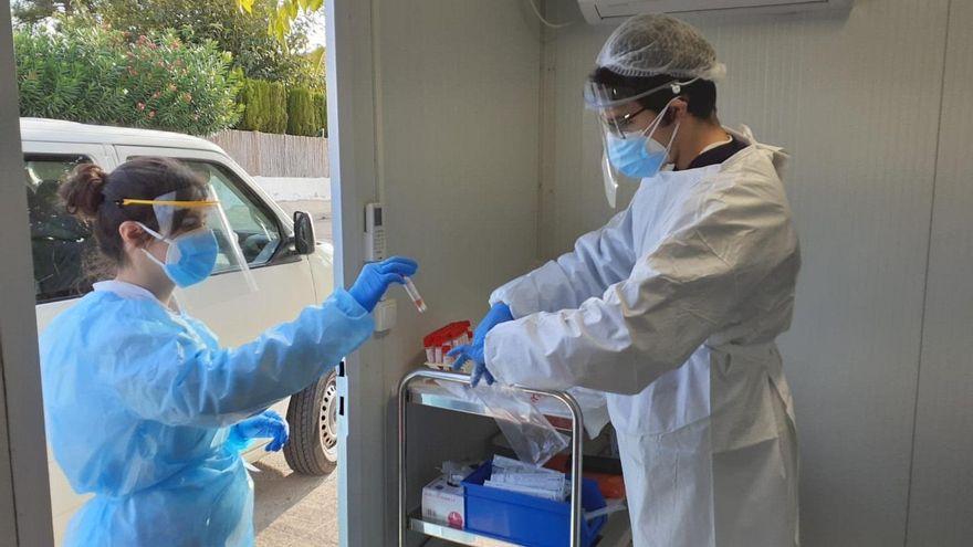 El punto de autocovid en el Hospital de Llíria.